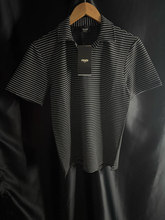 Fend! Siyah-Beyaz Çizgili Polo Tişört – Modern ve Şık Dokunuş